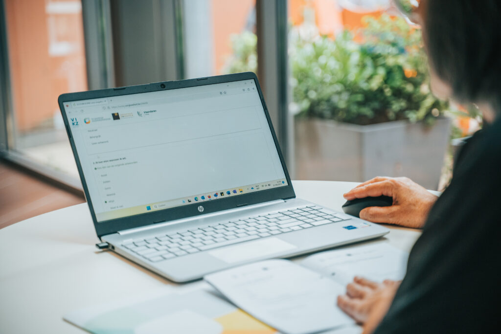 Lieve geeft de resultaten van de enquête in op de computer © Ruben Boidin