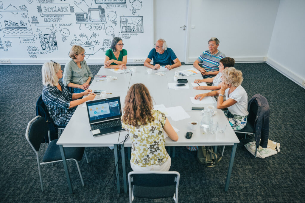 De groep van vrijwilligers bespreekt ervaringen bij het afnemen van de enquêtes © Ruben Boidin