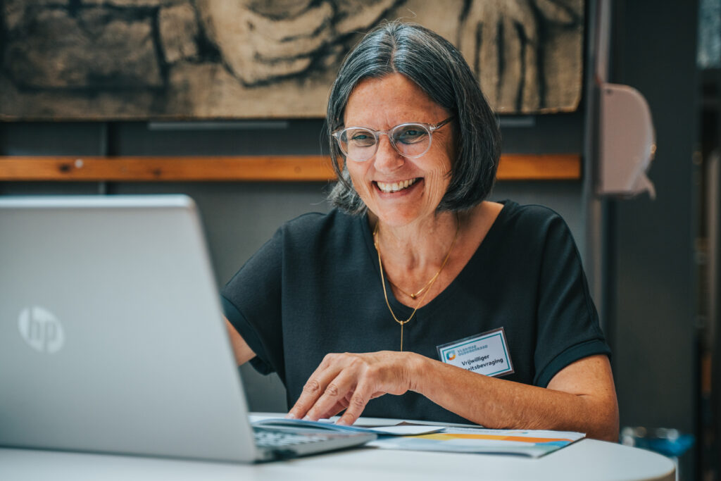 Lieve achter computer met voldaan gevoel © Ruben Boidin